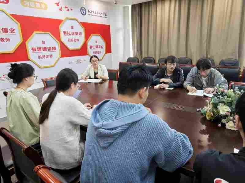 座谈会.jpg